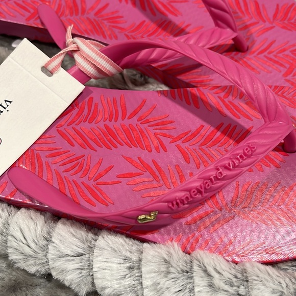 Vineyard Vines Flip Flops NWT painted palm raspberry rose size 5 - Picture 4 of 8